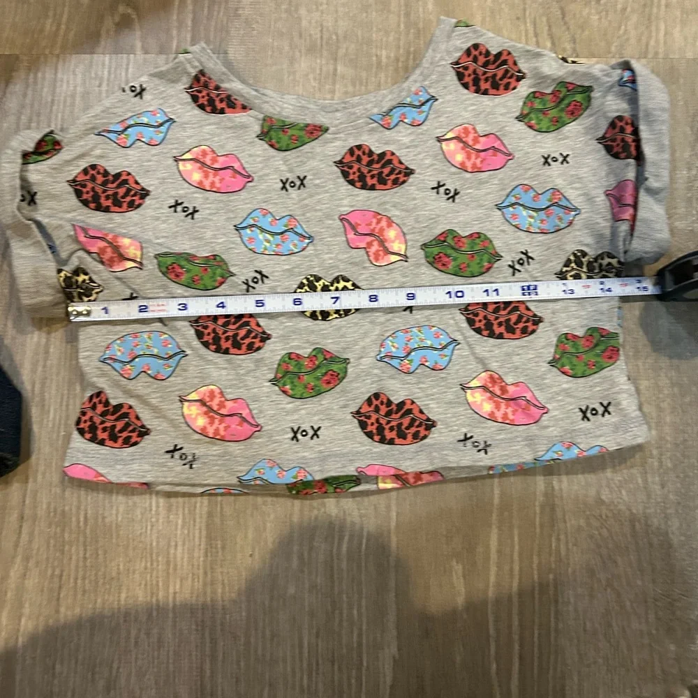 The Children's Place Gray Top with Colorful Lips Design- girls size 10